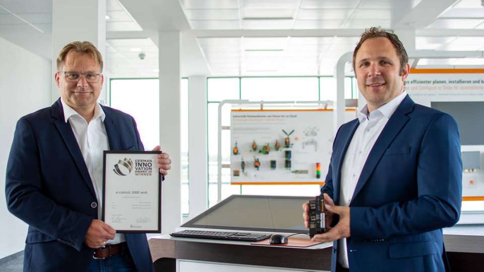 Andreas Hoffmann, Leiter der Business Unit u-mation und Industrial Ethernet, und Benjamin Wind, strategischer Produktmanager, freuten sich über die Auszeichnung mit dem German Innovation Award 2020.