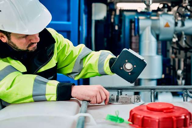 Innerhalb von drei Minuten lässt sich der Micropilot FWR30 auf IBCs installieren.