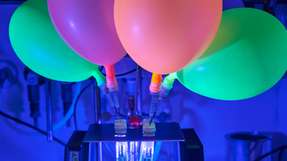 Party im Labor: Die Forscher nutzten bei ihrem Experiment zum Gaseintrag zunächst die Raumluft aus Luftballons.