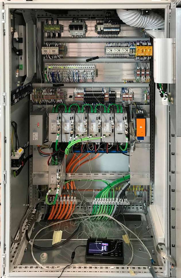 Der Blick in den untersuchten Schaltschrank mit den Messpunkten.