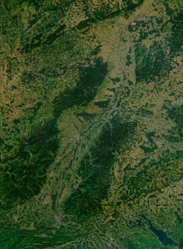Satellitenaufnahme des Oberrheinischen Tieflands: Aus den Tiefengewässern des Oberrheingrabens zwischen Basel und Frankfurt soll sich mit dem neuen Verfahren umweltschonend Lithium gewinnen lassen.
