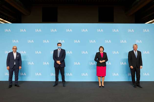 Sprachen auf dem Vorstellungsevent der neuen IAA (von links): Klaus Dittrich (Vorsitzender der Geschäftsführung der Messe München), Dr. Markus Söder (Bayerischer Ministerpräsident), Hildegard Müller (Präsidentin des Verbandes der Automobilindustrie) und Dieter Reiter (Oberbürgermeister von München).