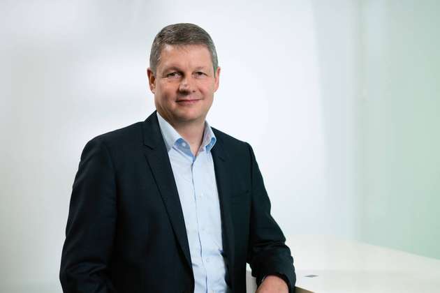 Jürgen Siefert, Vice President Industrial Automation DACH, Schneider Electric: Künstliche Intelligenz ist ein elementarer Teil der datenbasierten Ökonomie. Gestützt auf historische und Echtzeit-Daten aus dem operativen Umfeld von Maschinen können mittels KI Trends erkannt und Prognosen erstellt werden. KI unterstützt zum Beispiel die Designoptimierung oder die Inbetriebnahme von komplexeren Systemen mit Mixed Reality Anwendungen. Kunden kaufen jedoch keine KI – sie suchen Lösungen. Dazu gehören Serviceangebote wie vorausschauende oder zustandsbasierte Wartung. Und natürlich müssen sich Maschinenbauer damit beschäftigen, denn Endkunden fragen diese zusätzlichen Services verstärkt nach. Wichtig hierfür sind valide Daten. In einer Architektur wie der EcoStruxure von Schneider Electric bietet die Greenbox die Möglichkeit, Daten kompletter Anlagen zu konsolidieren und zielgruppenorientiert in einem Dashboard darzustellen.