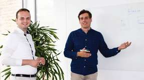 Erik Wiegert und Philip Röder sind die Gründer des Start-ups Sharcx aus dem BASF-Inkubator Chemovator. Nach mehreren Jahren sowohl in der zentralen Digitalisierung der BASF und als auch in einem Geschäftsbereich arbeiten die beiden seit Anfang des Jahres als Gründer und können bereits Nutzer aus Europa, Nord- und Südamerika zu ihren Kunden zählen.