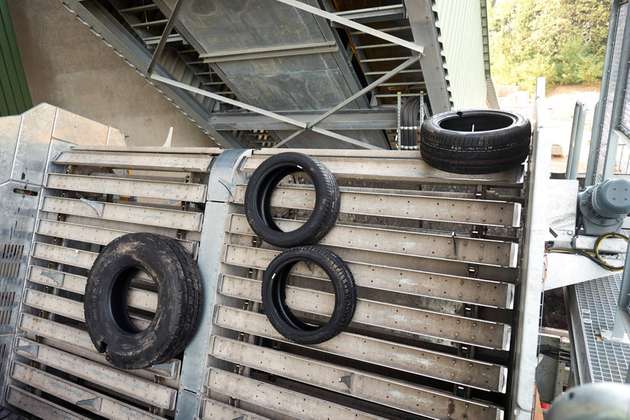 Der Hakenvereinzeler verhindert dabei, dass die Reifen beim Transport übereinanderliegen.