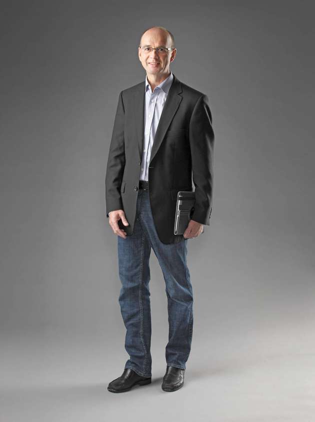 Dr. Harald Stahl, Senior Director Strategy & Innovation – BU Pharma & Health, Food & Healthcare Technologies | Pharma & Healthcare, Gea: Um schnell in den Markt zu kommen, müssen Entwicklungsphasen, die klassisch seriell abliefen, parallel durchgeführt werden. Hierzu ist es notwendig, durch intelligente Tools Kandidaten, die wahrscheinlich nicht erfolgreich sein werden, frühzeitig auszusieben, um unnötige Kosten zu vermeiden. Moderne Simulationstools, wie zum Beispiel Digital Twins oder Expertensysteme, bieten hier ein großes Potential. Der Wechsel von Batch- zu kontinuierlichen Prozessen ist ein weitere Gamechanger, denn hierdurch entfällt die Notwendigkeit für Scale-up-Aktivitäten, wie von Gea gemeinsam mit Vertex oder Pfizer eindrucksvoll bewiesen. Entwicklung und Produktion finden auf einer identischen Anlage statt – lediglich die Laufzeit der Anlage verlängert sich.