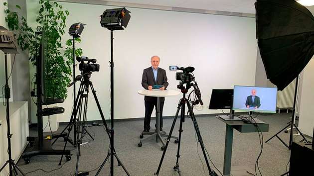 Prof. Leo Lorenz, Konferenzdirektor der PCIM, hält eine Begrüßungsrede.