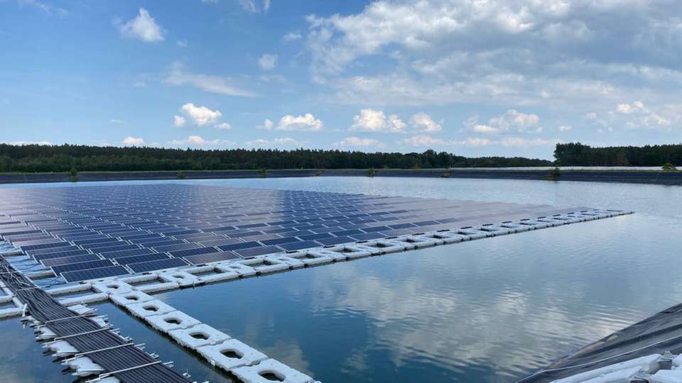 Die schwimmende Photovoltaik-Anlage verfügt über eine Leistung von 729 kWp.