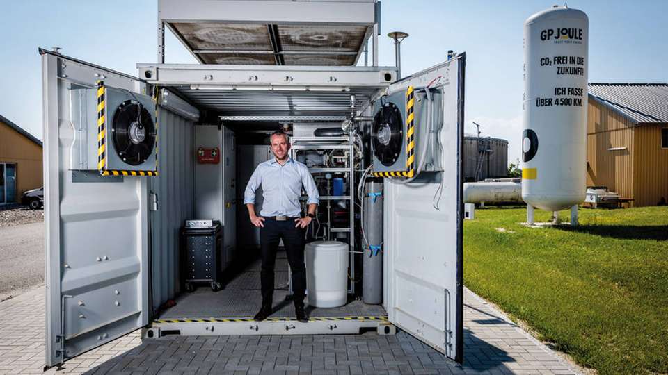 Ove Petersen ist Mitgründer von GP Joule, gelernter Landwirt und studierter Diplom-Agraringenieur. Sein Fokus liegt auf der strategischen und innovativen Ausrichtung des Unternehmens im Kontext einer nachhaltigen Energieversorgung. Im Managementteam ist er daher für die Bereiche Business Development, Vertrieb, Marketing, Personalentwicklung sowie Unternehmenskommunikation verantwortlich. Aus Verbundenheit zur Natur und den eigenen Wurzeln führt der gebürtige Schleswig-Holsteiner zudem das landwirtschaftliche Familienunternehmen weiter. Neben seiner Rolle als CEO engagiert sich Petersen in verschiedenen Verbänden für die Entwicklung der erneuerbaren Energien. 