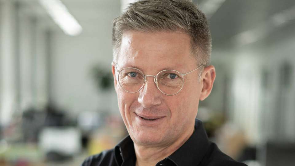 Andreas König ist CEO von ProGlove und blickt auf über 20 Jahre Management­erfahrung zurück, unter anderem bei TeamViewer und Swisscom IT Services. ProGlove wurde im Dezember 2014 gegründet und entwickelt Industrie Wearables. Die smarten Lösungen kommen bei mehr als 500 namhaften Kunden in der Fertigung, Produktion aber auch in der Logistik und im Handel zum Einsatz.