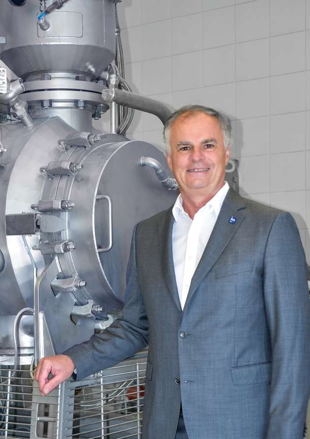 Volker Spies, Vice President Sales BU Process Technology, BHS-Sonthofen: Oft sind es viele kleine Einzelmaßnahmen, die in Summe den Ressourceneinsatz minimieren. Ein einfaches Beispiel: Bei Trocknungsprozessen werden Isolierungen heute gezielt geplant, um Wärmeverluste zu reduzieren. Bei einigen unserer Anwendungen haben wir durch mehrlagige Isolierungen die Vorlauftemperatur des Heizmediums um bis zu 30 °C senken können. Wir sehen zudem einen Trend zu geschlossenen Prozesskreisläufen. Wenn in Trocknungs- oder Reaktionsprozessen Brüden in hoher Temperatur anfallen, lässt sich so Dampf erzeugen, der über eine Turbine Strom generiert. Dieser Strom versorgt elektrisch beheizte Apparate und ersetzt sogar fossile Dampfnetze. Meistens erzielen einfache technische Ansätze den größten Effekt.
Halle 12.0, Stand 492 (Powtech)