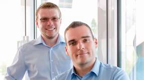 Andre Schult (rechts) studierte Maschinenbau an der TU Dresden und ist als Gründer und CEO der im Juli 2019 gegründeten Peerox GmbH verantwortlich für Vertrieb und Marketing. Markus Windisch (links) studierte Elektrotechnik (TU Dresden, University of Calgary). Als Mitgründer und CTO verantwortet er die Produkt- und Technologieentwicklung.