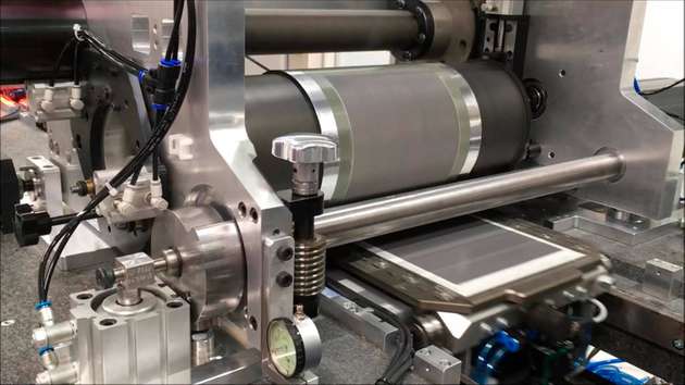 Die Demonstrator-Anlage metallisiert einen Silizium-Wafer mittels Rotationssiebdruck.
