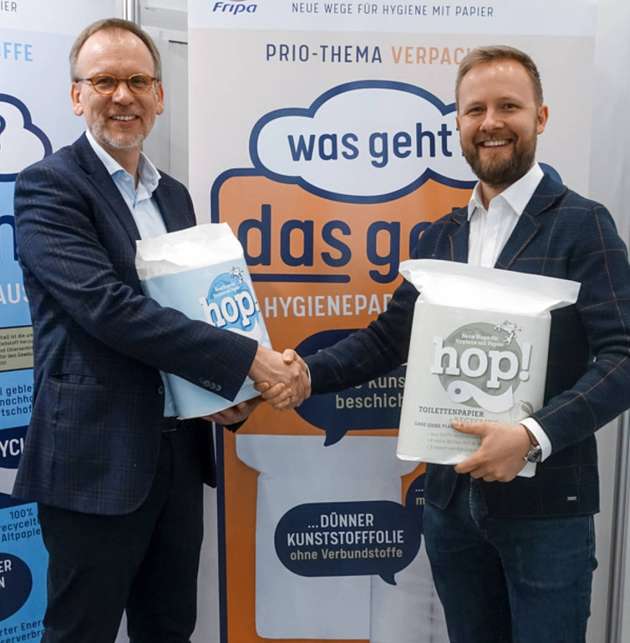 Gemeinsam mit Fripa wurde eines der ersten Papierverpackungsprojekte realisiert. Hier zu sehen: Torsten Bahl (links), Mitglied der Geschäftsleitung von Fripa, und Dominik Bröllochs vom Team „Sustainable Solutions“ mit der neuen Papierverpackung.