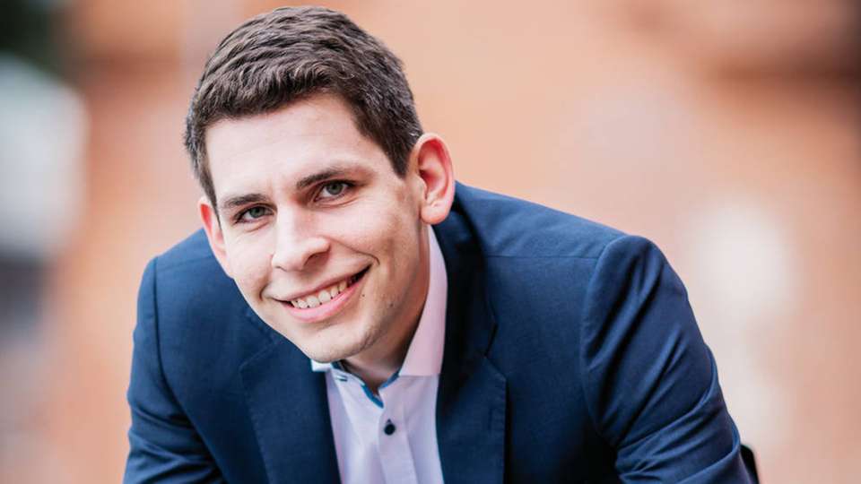 Ricardo Wehrbein führt als Executive Manager Operating & Development die Gesellschaft Digital Systems in der Aerzen-Gruppe, die sich mit der Bereitstellung von digitalen Services für das Aerzen-Produktportfolio beschäftigt. Zuvor verantwortete Wehrbein als strategischer Produktmanager konzernweit die Kernprodukte Drehkolbenverdichter und Gebläse. Als Wirtschaftsingenieur im Bereich Produktionstechnik studierte er erfolgreich an der Fachuniversität Weserbergland Produktionstechnik gefolgt von einem Masterstudiengang in General Management.