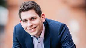 Ricardo Wehrbein führt als Executive Manager Operating & Development die Gesellschaft Digital Systems in der Aerzen-Gruppe, die sich mit der Bereitstellung von digitalen Services für das Aerzen-Produktportfolio beschäftigt. Zuvor verantwortete Wehrbein als strategischer Produktmanager konzernweit die Kernprodukte Drehkolbenverdichter und Gebläse. Als Wirtschaftsingenieur im Bereich Produktionstechnik studierte er erfolgreich an der Fachuniversität Weserbergland Produktionstechnik gefolgt von einem Masterstudiengang in General Management.