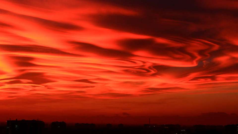 Die in numerischen Wettervorhersagen bisher unzureichende oder völlig vernachlässigte Berücksichtigung von erhöhten Aerosolpartikelkonzentrationen, wie sie durch großflächige Waldbrände oder Saharastaub entstehen, kann an einzelnen Tagen zu deutlichen Fehlvorhersagen der solaren Einstrahlung führen.