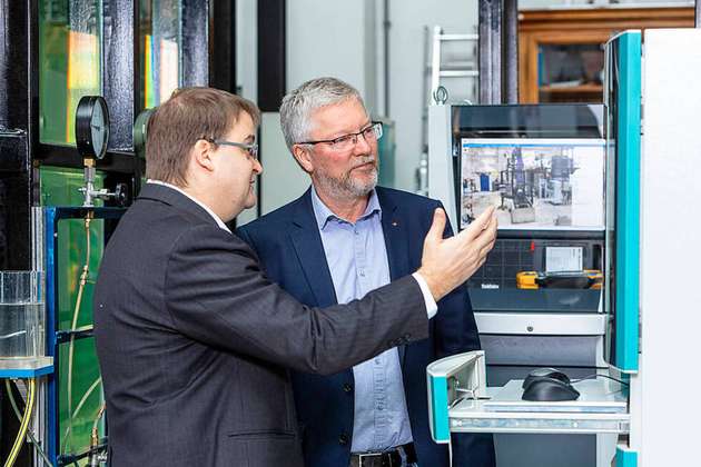Paul Uwe Thamsen (rechts), Leiter des TU-Fachgebiets Fluidsystemdynamik, im Gespräch mit Markus Lade, der bei Siemens das globale Geschäft Wasser- und Abwasserbranche leitet.