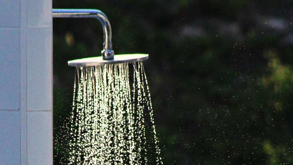 Sind Wassertanks mit Legionellen belastet, können sich die Bakterien über Duschen oder Wasserhähne verbreiten.