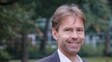 Dirk Briese ist seit 2001 als Geschäftsführer von Trendresearch – Institut für Trend- und Marktforschung verantwortlich tätig. Dort verantwortet der Diplom-Kaufmann die Geschäftsentwicklung und die Erstellung und Durchführung von Due Diligence-Projekten sowie ausgewählten Gutachten und Exklusivstudien. Zudem ist er seit Dezember 2009 Geschäftsführer des Bundesverbands der Energiemarktdienstleister (BEMD e.V.).