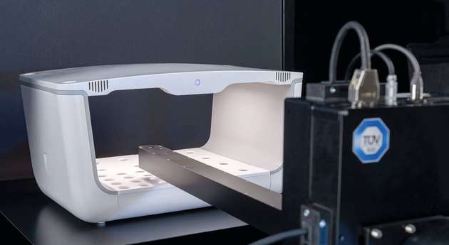 Für Dauertests von Leuchtquellen wurde von der Firma Opsira nach Spezifikation und Anforderungen von TÜV Süd ein Robogoniometer entwickelt.