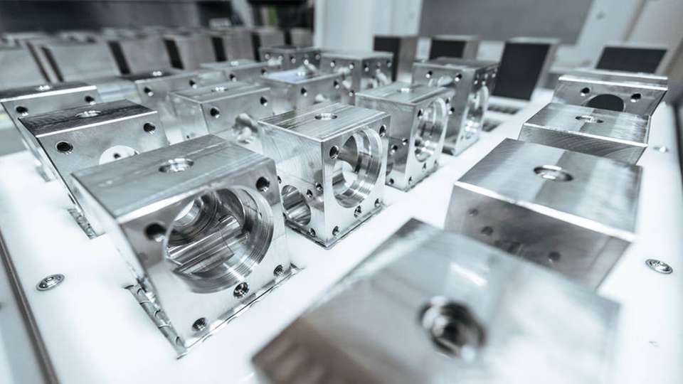 Vielfalt aus der Zelle Zimm produziert Spindelhubgetriebe, die zum Beispiel in der Papierindustrie beim Heben und Senken von großen Papierrollen eingesetzt werden.