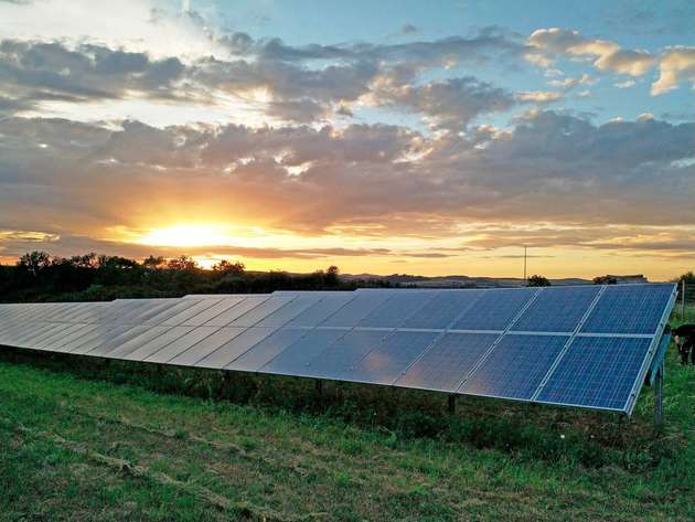 Der Solarpark in der Abenddämmerung: Denn die EL-Messungen werden bestenfalls nachts durchgeführt.