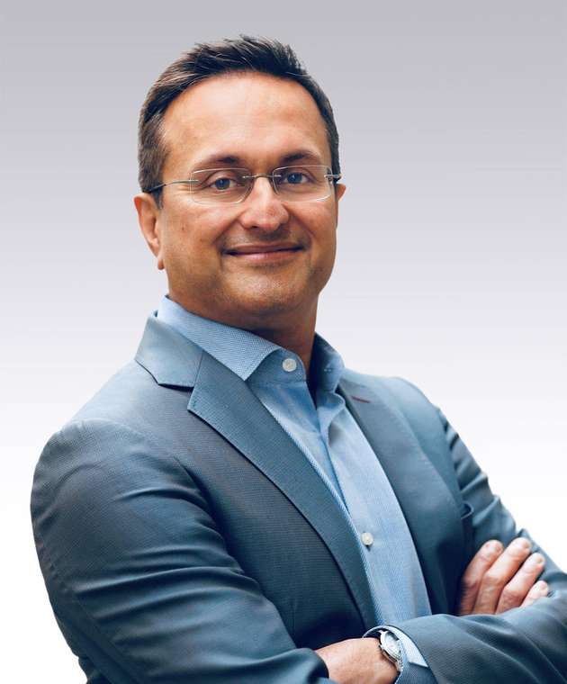 Bijoy Sagar, Chief Information Technology and Digital Transformation Officer, Bayer: Mithilfe Künstlicher Intelligenz lässt sich die Gesundheit der Menschen entscheidend verbessern: Sie unterstützt dabei, Krankheiten früher zu erkennen und schneller neue Medikamente und Therapien zu entwickeln, die auf den individuellen Patienten abgestimmt sind. KI spielt auch eine wichtige Rolle, um die Ernährung einer wachsenden Weltbevölkerung sicherzustellen. Landwirte können damit auf nachhaltigere Weise höhere Ernteerträge erreichen, wenn das richtige Saatgut sowie Wasser, Düngemittel und Pflanzenschutz besser auf den Boden und sich ändernde Wetterbedingungen abgestimmt werden. Bayer will digitale Lösungen ethisch voranbringen – für eine bessere Gesundheit und Ernährung der Menschen.