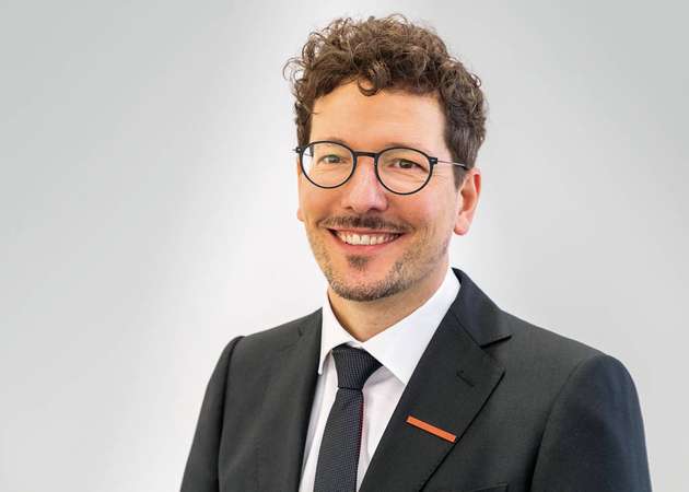 Armin Wallnöfer, Digital Leader Motion Deutschland, ABB Automation Products: Die Herausforderung bei Künstlicher Intelligenz in Industrieanwendungen ist die große Anzahl sehr unterschiedlicher Geräte und Systeme mit vielfältigen Eigenschaften und Fähigkeiten. Industrielle KI-Projekte sind nur dann erfolgreich, wenn es zu einem Zusammenspiel der Expertise von Domänen-, Data-Science- und Software-Experten kommt. Eine Kollaboration ist hier von Anfang an entscheidend, etwa bei der Entwicklung von Modellen, um die Genauigkeit der Ausfallvorhersage von Maschinen zu verbessern. Marktreife KI-Anwendungen gibt es bereits etliche. So lässt sich beispielsweise die Windpark-Wartung optimieren, indem Daten aus dem Umrichter der Windenergieanlage erfasst, analysiert und mittels maschinellen Lernens Diagnosen am elektrischen Antriebsstrang durchgeführt werden. 