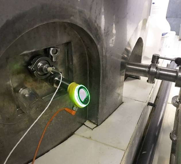 In einem der drei Milchlagertanks übernimmt ein Vegabar-Drucksensor die Füllstandmessung. Entscheidend für seinen Einsatz ist seine patentierte keramische Messzelle Certec, die Temperaturen bis zu 130 °C aushält. Damit übersteht der Sensor selbst Sterilisationen der Milchlagertanks.
