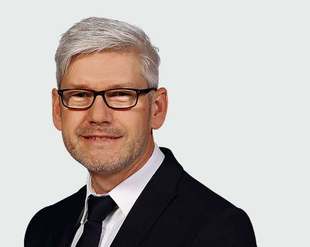 „Bisher ist es noch nicht denkbar, dass Prozessanlagen durch KI gesteuert werden, ohne dass ein Anlagenfahrer die Empfehlungen eines KI-Systems bestätigt.“
– Wilfried Grote, Director Industry Management Chemicals and Pharmaceuticals, Phoenix Contact Electronics