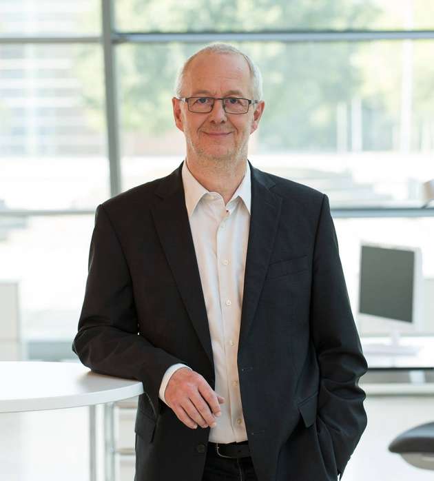 „Gegenwärtig realisieren lassen sich bestenfalls Fallstudien. Nicht, weil die Technologie fehlen würde, sondern weil die entsprechende Datenbasis nicht verfügbar ist.“
– Reinhard Knapp, Leiter Global Strategies, Aucotec