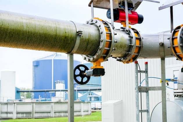 Das erzeugte Biogas wird in Dänemark nicht direkt vor Ort verstromt, sondern dezentral mit der Kraft-Wärme-Kopplung in elektrische und thermische Energie umgewandelt. Beide Energieformen lassen sich deshalb dort verbrauchen, wo der Grundlastbedarf vorhanden ist.