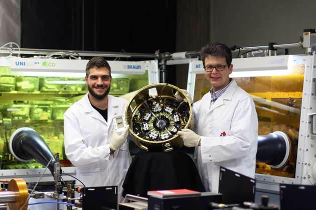 Erstautor Lennart Reb (links) und Prof. Dr. Peter Müller-Buschbaum mit dem Nutzlastmodul OHSCIS