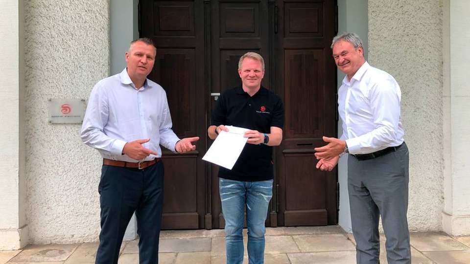 Freuen sich über das neue Distributionsabkommen (von links): Diethard Fent (Congatec), Christopher Wuttke (SE Spezial-Electronic) und Roland Judith (Congatec).