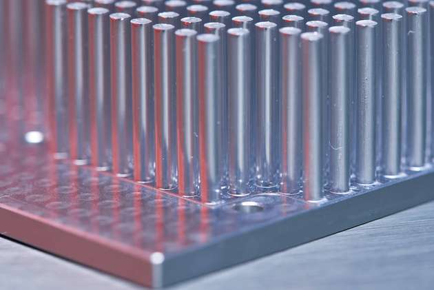 Bei den Standard-Stiftkühlkörpern von Alutronic finden auf einer Fläche von 120 x 200 mm 1.215 Stifte mit einem Durchmesser von 3,2 mm Platz.