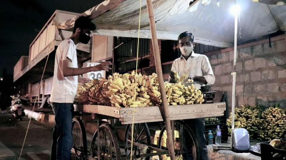 Mit den Energiespeichern aus Laptop-Batteriezellen können indische Händler beispielsweise Lichtquellen mit erschwinglichem Strom versorgen.