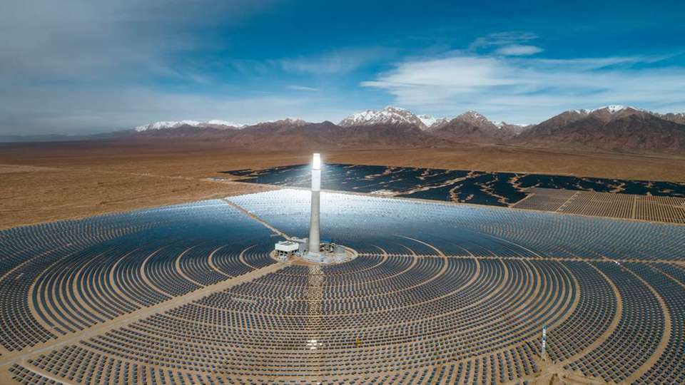 In Turmkraftwerken konzentrieren Tausende von Spiegeln die Solarstrahlung in einem Receiver.