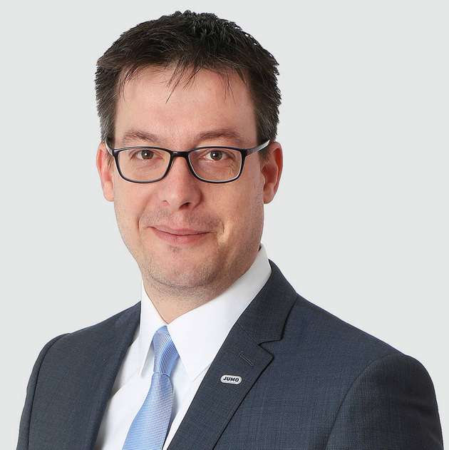Martin Eppinger, Branchenmananger Lebensmittel & Getränke, Jumo: Was in großen Anlagen bereits Standard ist, erscheint im Maschinenbau oft unverhältnismäßig und teuer. Deshalb wird beispielsweise immer wieder auf den bekannten „Milchkegel“-Prozessanschluss zurückgegriffen. Oft findet man in Anlagen und Maschinen auch eine Vielzahl unterschiedlicher Prozessanschlüsse. Eine Vereinheitlichung der Anschlüsse für alle Messgrößen reduziert die Ersatzteil-, Lager- sowie Wartungskosten und kompensiert dadurch die höheren Anschaffungskosten. Das Peka-Adaptersystem von Jumo zielt mit einem totraumfreien und gut zu reinigendem Design speziell auf die Anforderungen hygienischer Prozesse ab. Die nachweislich leichte Reinigung ohne Demontage der Sensoren reduziert den Einsatz von Reinigungsmitteln, Wasser und Energie. Betrachtet man dann nicht nur die Anschaffungskosten, sondern auch die gesamten Kosten des Betriebs der Anlage, so sind die Kosten für die zusätzliche Sicherheit deutlich geringer, als sie anfangs erscheinen.