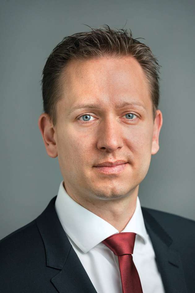 Sebastian Feldmann, Partner, Roland Berger: Predictive Maintenance ist schon lange mehr keine Frage technischer Möglichkeiten, sondern eine der Unternehmenskultur und -denkweise. Alle Industrien transformieren unaufhaltsam ins sogenannte Lösungsgeschäft (X-as-a-Service). Diese „Solution-Revolution“ erfordert zwingend das Verständnis, dass eine Geschäftsbeziehung mit dem Absatz eines physischen Produkts erst beginnt, um sich in der Servicebeziehung während des Produkt-/Kundenlebenszyklus zu etablieren und zu profitabilisieren. Diese Transformation vom Produktverkäufer zum Wertschöpfungspartner müssen alle Unternehmensteile gleichsam tragen – Predictive Maintenance ist so kein technischer Selbstzweck und bepreist den Gesamtzyklus von Kosten und Nutzen, „TACO“ (Total Asset Cost of Ownership) sowie die Benefits für den Kunden und den Anbieter.