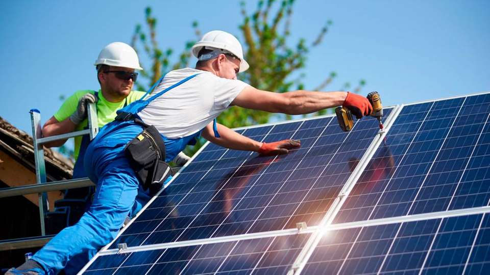 Das neue Gebäudeenergiegesetz verpflichtet Bauherren zur Nutzung von mindestens einer Form Erneuerbarer Energien aus gebäudenahen Quellen wie zum Beispiel Solaranlagen.