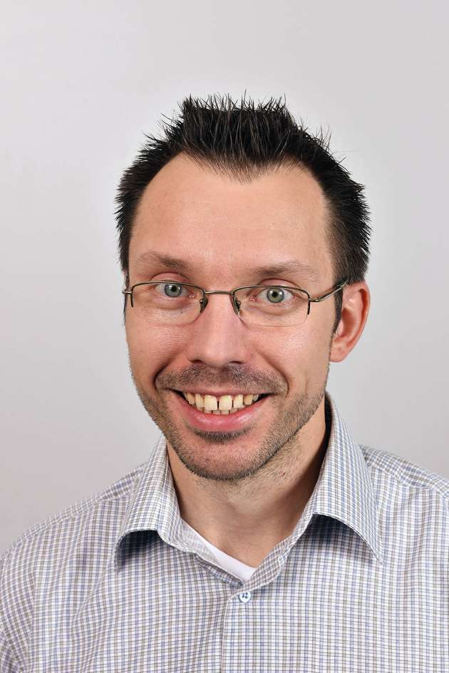 Joachim Liedtke, Leiter Entwicklungsabteilung, Engelsmann: Hygienic-Design–Komponenten bieten Nahrungsmittelproduzenten in puncto Reinigung zwei entscheidende Vorteile: Durch verbesserte, konstruktive Merkmale wird mit überschaubarem Reinigungsaufwand ein optimales Reinigungsergebnis erzielt. Fehlen Features wie Totraumfreiheit oder vergrößerte Radien bei Ecken und Kanten, ist eine gründliche Reinigung in der Regel nur durch aufwendige Reinigungsprozesse und die Demontage einzelner Komponenten realisierbar. Bei hoher Reinigungsfrequenz entstehen so Mehrkosten, die bei Investitionsentscheidungen nicht vernachlässigbar sind. Zusammen mit den Kosten einer Rückrufaktion sowie den Umsatzverlusten und Imageschäden im Falle einer Krise relativieren sich die etwas höheren Kosten für Hygienic Design sehr schnell.