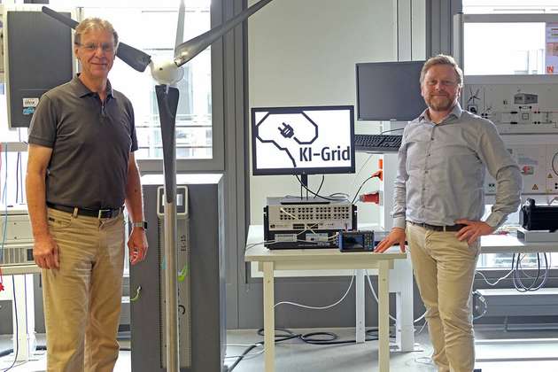 Prof. Dr.-Ing. Ulrich Rückert (li.) von der Universität Bielefeld und Prof. Dr.-Ing. Jens Haubrock von der Fachhochschule Bielefeld leiten das Projekt KI-Grid.