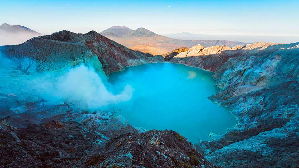 Der Kratersee des Ijen in Indonesien wird von Geologen und Mineralogen oft als „das größte Säurefass der Erde“ bezeichnet.