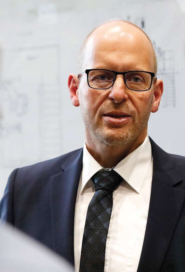 Klaus Meyer, Senior Sales Engineer, Amixon: Viele Firmen unterschätzen den Reinigungsaufwand von Produktionsanlagen und kalkulieren diesen nicht in ihre Investitionsüberlegungen beziehungsweise Produktionskosten ein. Unsere Mischer bieten hohe konstruktive, teils patentierte Hygienestandards, um die Risiken für den Betreiber von vornherein zu minimieren. Sie entsprechen den Vorgaben der EHEDG und der FDA und erfüllen so höchste Ansprüche für die hygienische Aufbereitung von pulvrigen Gütern. Durch Merkmale wie technisch totraumfreies Mischen, nahezu 100-prozentiger Restentleerung, ergonomisches und effektives Reinigen wird dem Anwender ein Mehrwert vermittelt, welcher am Ende des Tages definitiv profitabel ist. In den meisten Fällen können die Reinigungszeiten der vorhanden Mischanlagen um ein Vielfaches unterboten werden. Dadurch reduzieren sich Stillstandszeiten in den Apparaten während der Produktion – weitere profitabel nutzbare Zeiträume werden geschaffen.