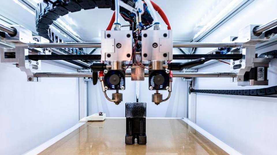 Mit einer Kombination aus 3D-Druck und Schwerkraftguss, dem sogenannten additiven Freiformgießen, lassen sich mehrkomponentige Robotergreifer leichter herstellen.