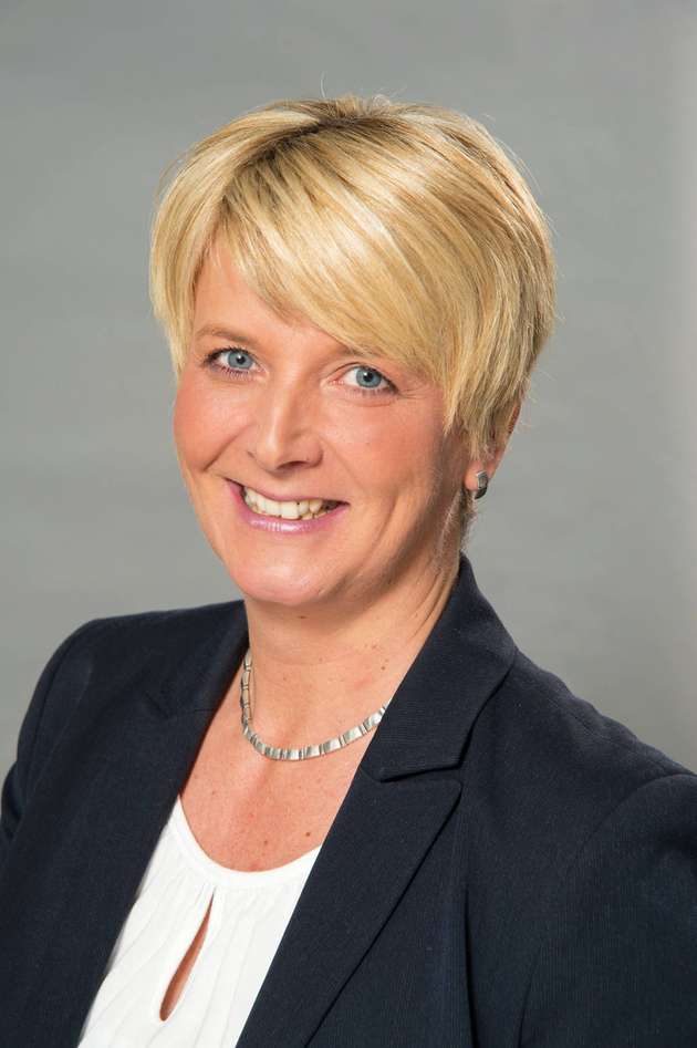 Bettina Scherer, Head of Division Business Unit Pharma, Food & Biotech, Gemü: Das Konsumverhalten der Bevölkerung verlangt nach Lebensmitteln, die immer länger haltbar sind und weniger chemische Zusätze und Zucker beinhalten. Eine hygienische oder gar aseptische Produktion und Abfüllung unterstützen die längere Haltbarkeit gravierend. Hierzu ist der Einsatz von aseptischen Ventilen notwendig, deren vermeintliche Mehrkosten jedoch mit den Kosten für Maßnahmen zur Verminderung von Keimen gegenzurechnen sind. Wir bieten für diese Anforderungen aseptische Ventile an. Die neu entwickelte PD-Technologie vereint beispielsweise die Vorteile eines Sitzventils mit denen eines Membranventils. Aseptisches Medienhandling, bessere Reinigbarkeit, präzise Regelbarkeit bei hoher Schaltwechselanzahl sind nur einige Vorteile, die Produzenten dabei unterstützen, Lebensmittel sicher herzustellen und damit mittelfristig Kosten einzusparen.