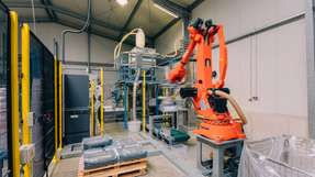 In der Kunststoff-Compoundierung eines deutschen Herstellers kümmert sich seit Kurzem ein Roboter um anstrengende Befüll- und Palettieraufgaben.