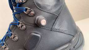 Durch Lasertechnik erkennen die smarten Schuhe potenzielle Stolperstellen und können den Träger per Vibration über sein Smartphone warnen.