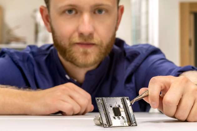 Paul Maierhofer hat den 12 mm x 9 mm x 3 mm großen Partikelsensor im Rahmen seiner Dissertation entwickelt.